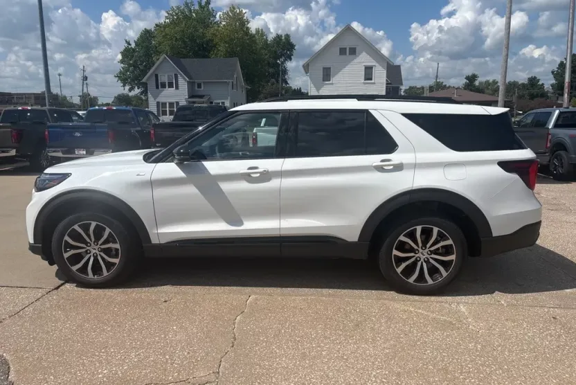 2025 Ford Explorer ST-Line photo 1