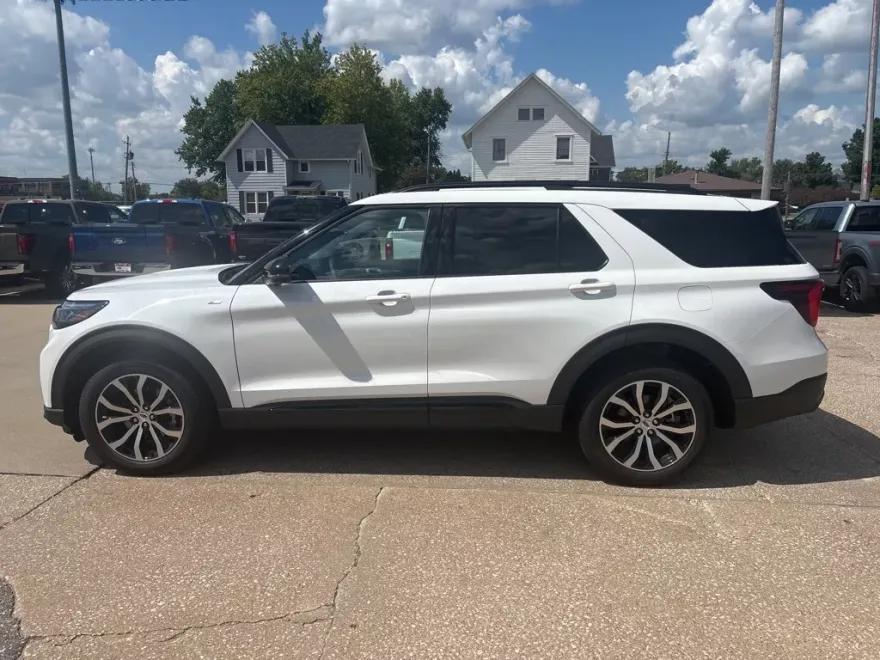 2025 Ford Explorer ST-Line photo 1