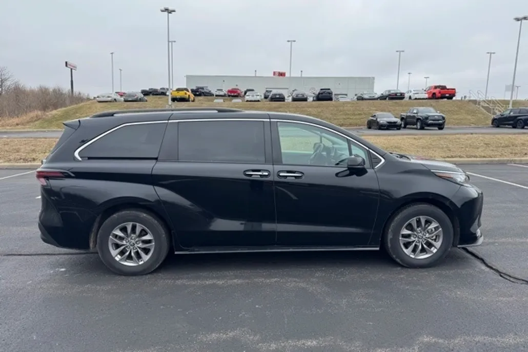 2023 Toyota Sienna XLE photo 1