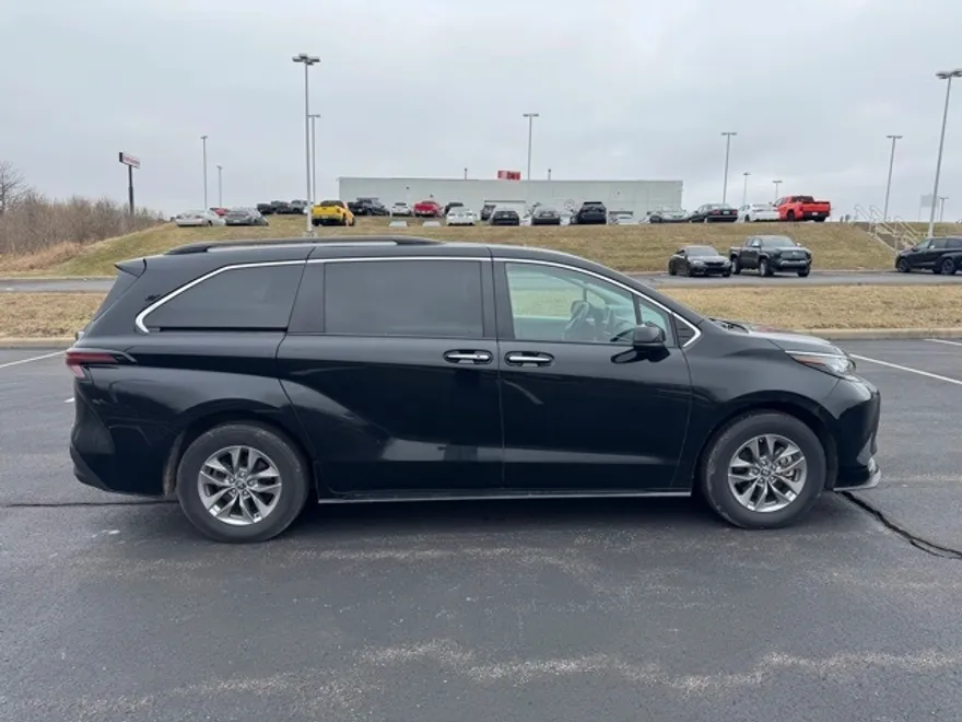 2023 Toyota Sienna XLE photo 1