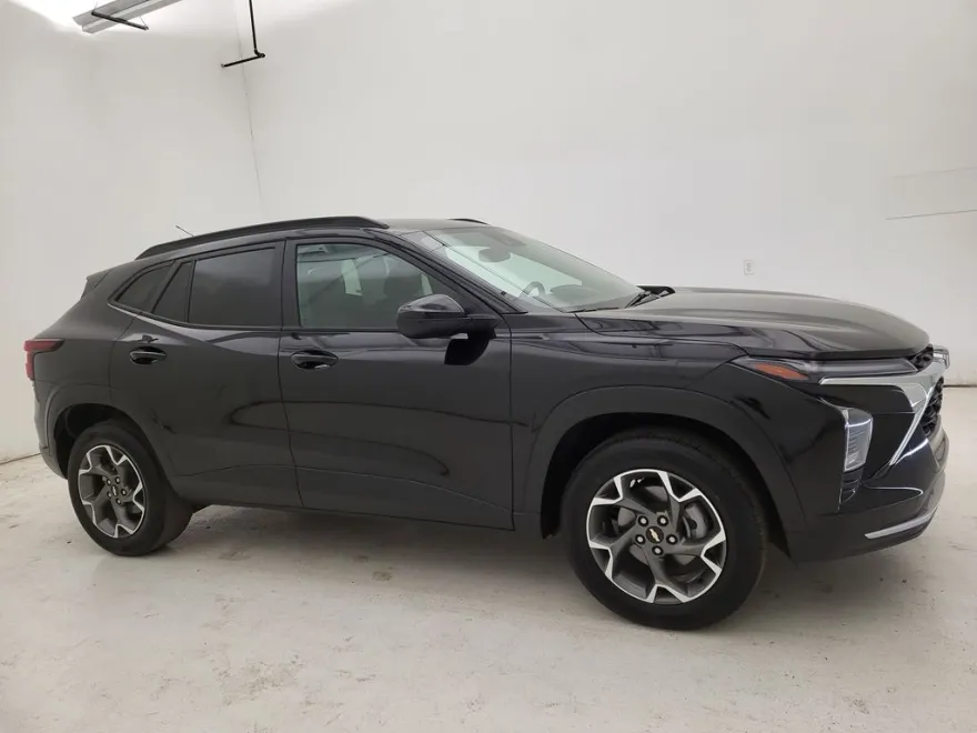 2024 Chevrolet Trax LT photo 1