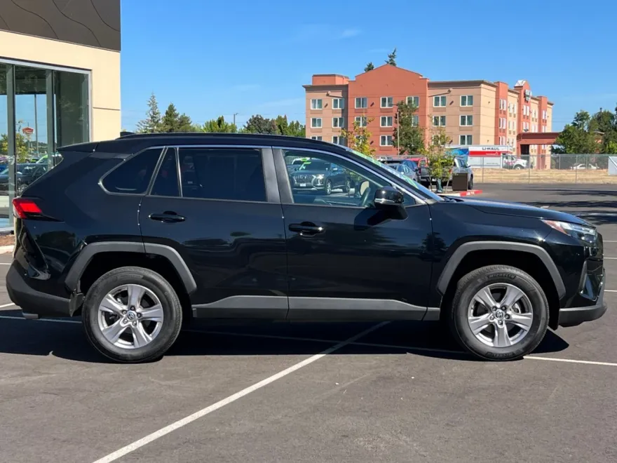2023 Toyota RAV4 XLE photo 1
