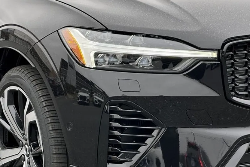 2025 Volvo XC60 Hybrid T8 photo 1
