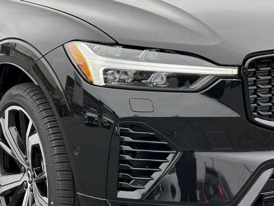 2025 Volvo XC60 Hybrid T8 photo 1