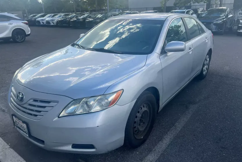 2009 Toyota Camry LE photo 1