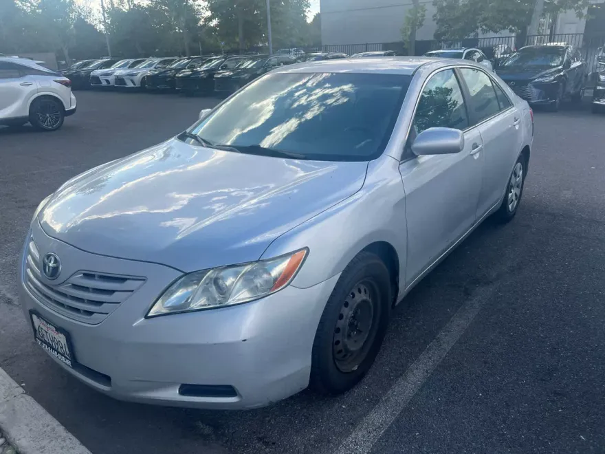 2009 Toyota Camry LE photo 1