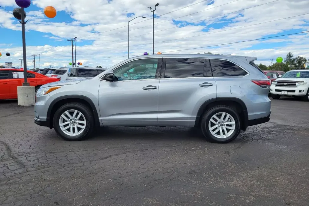 2016 Toyota Highlander LE photo 1