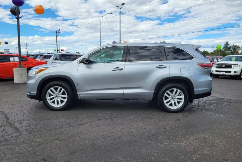 2016 Toyota Highlander LE photo 1