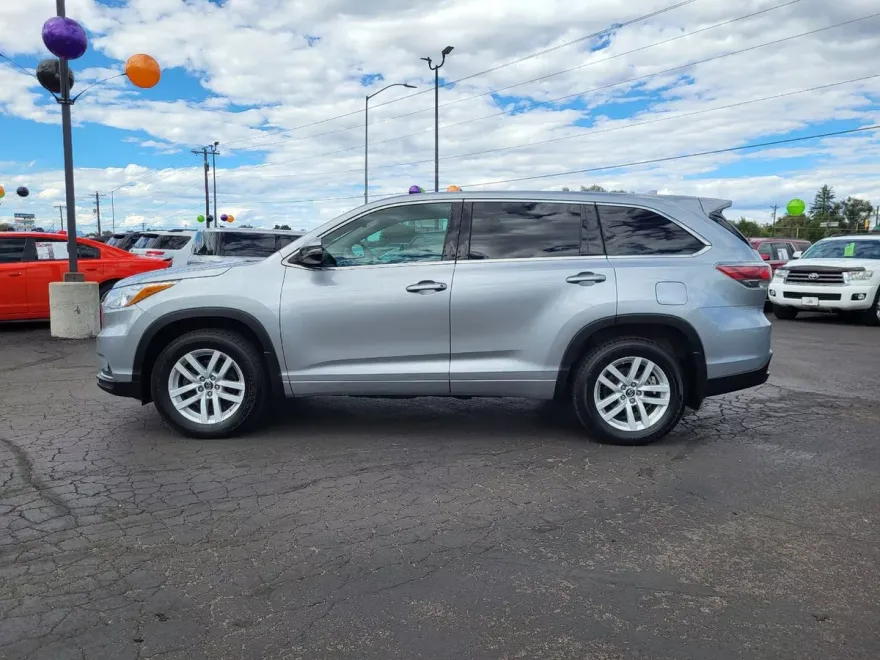 2016 Toyota Highlander LE photo 1