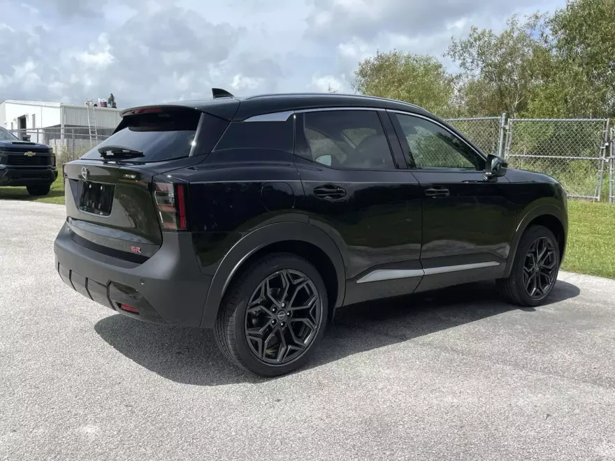 2025 Nissan Kicks SR photo 1