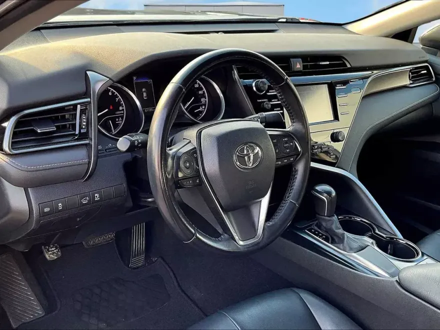 2020 Toyota Camry SE photo 1
