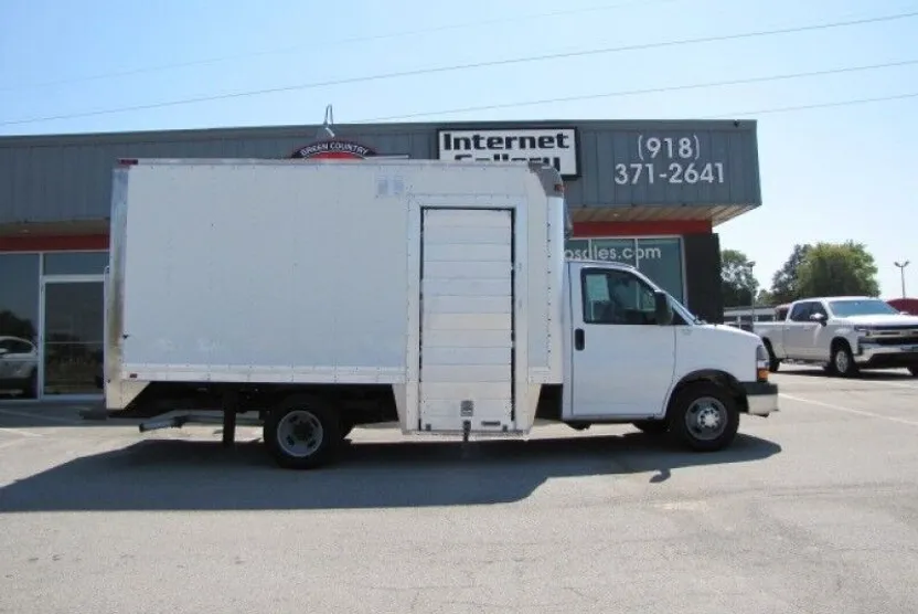 2011 Chevrolet Express Van photo 1