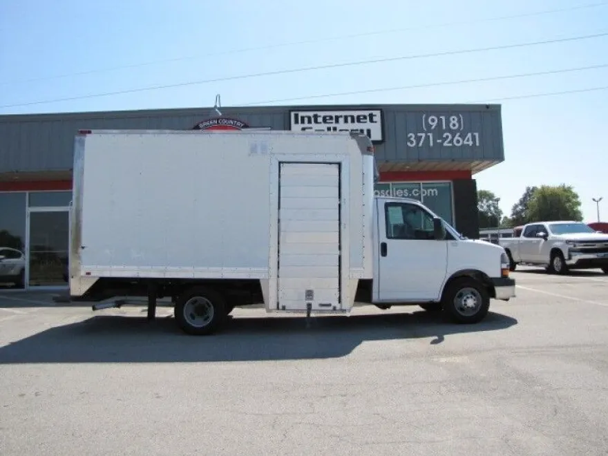 2011 Chevrolet Express Van photo 1