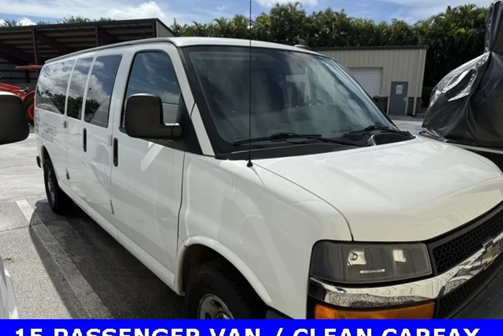 2017 Chevrolet Express 3500 LT photo 1