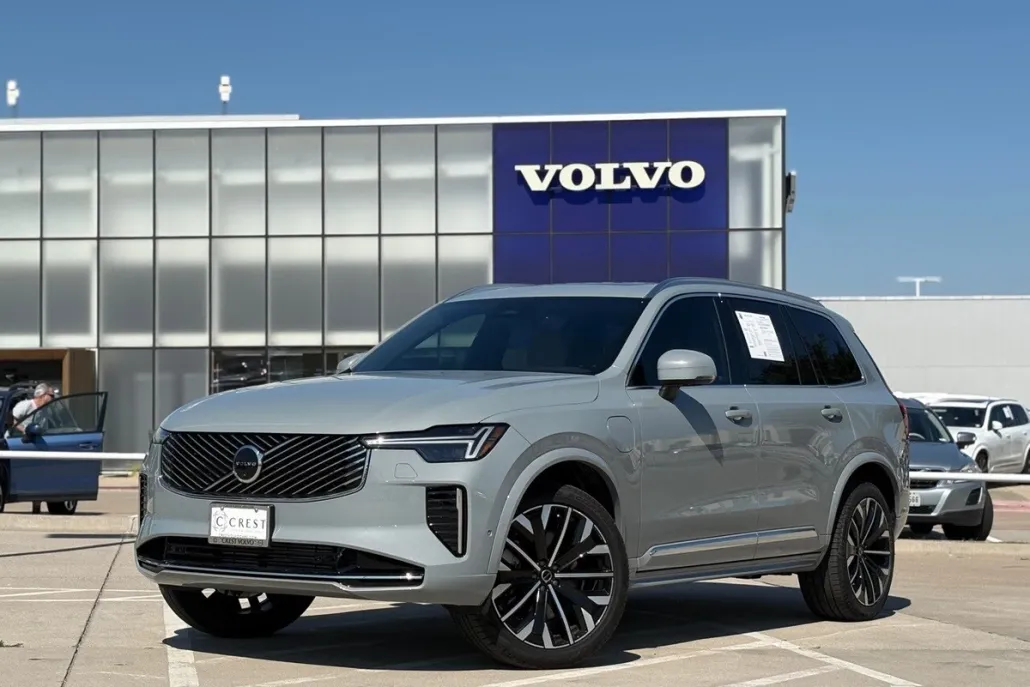 2025 Volvo XC90 T8 AWD Plus photo 1