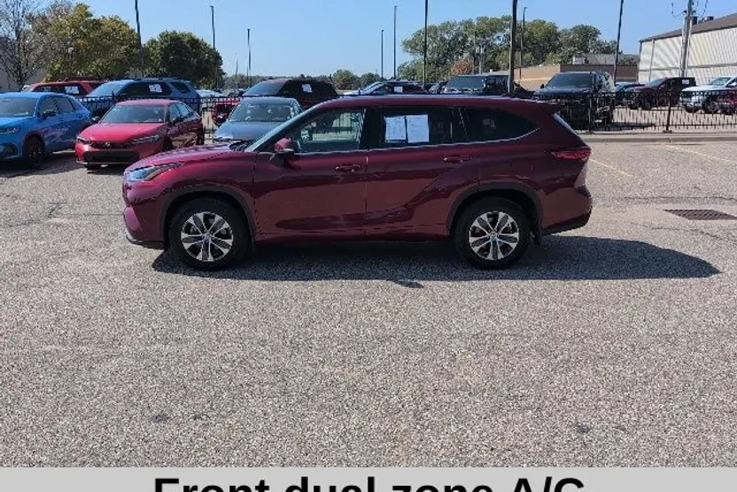 2021 Toyota Highlander XLE photo 1