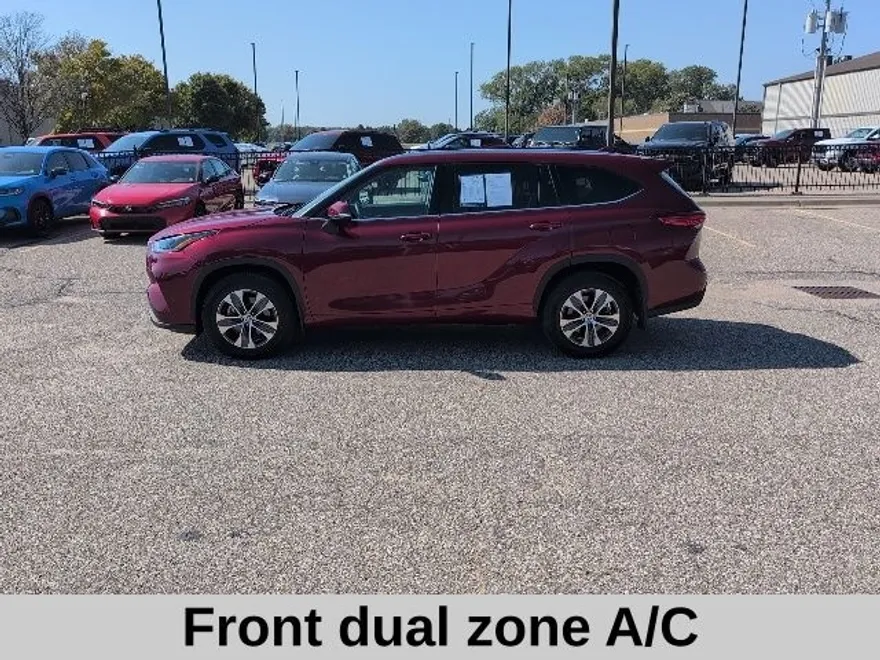 2021 Toyota Highlander XLE photo 1
