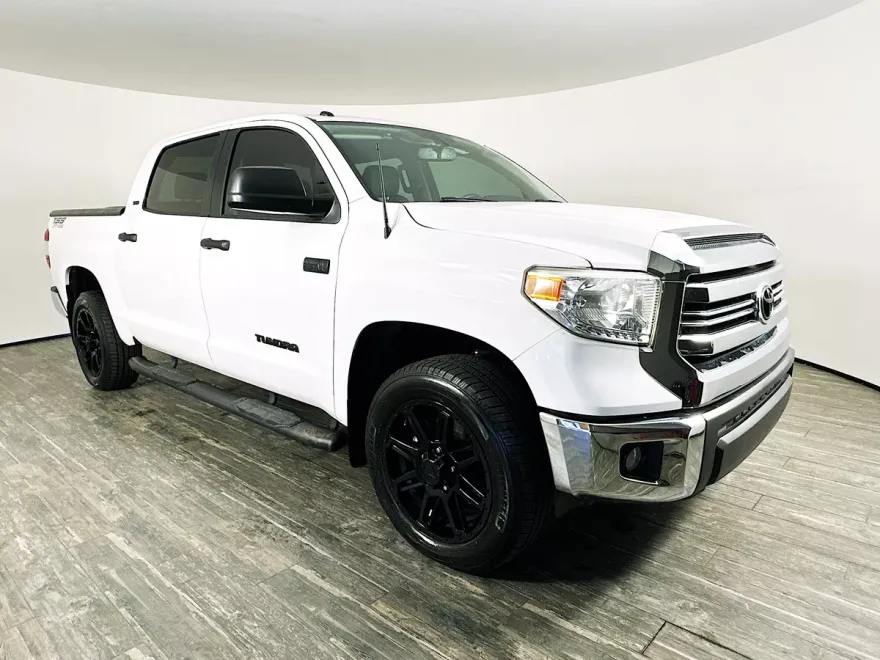 2017 Toyota Tundra SR5 CrewMax photo 1