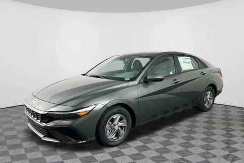2025 Hyundai Elantra SE photo 2