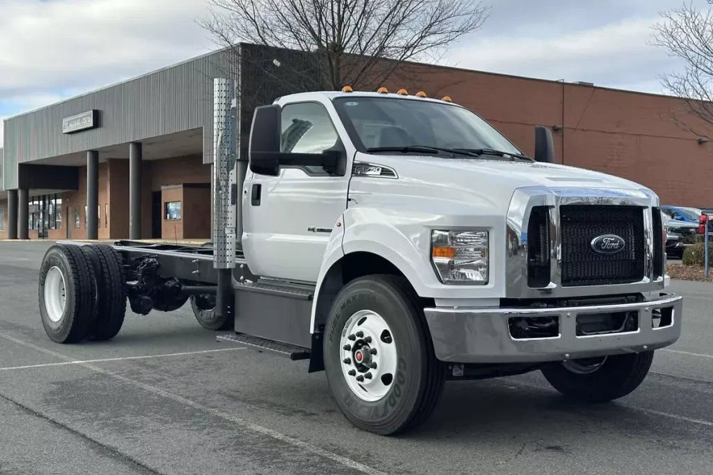 2025 Ford F-750 Base photo 1