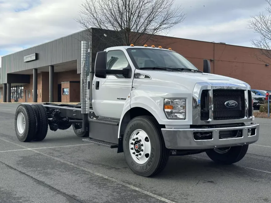 2025 Ford F-750 Base photo 1
