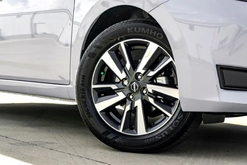 2025 Nissan Versa SV photo 1