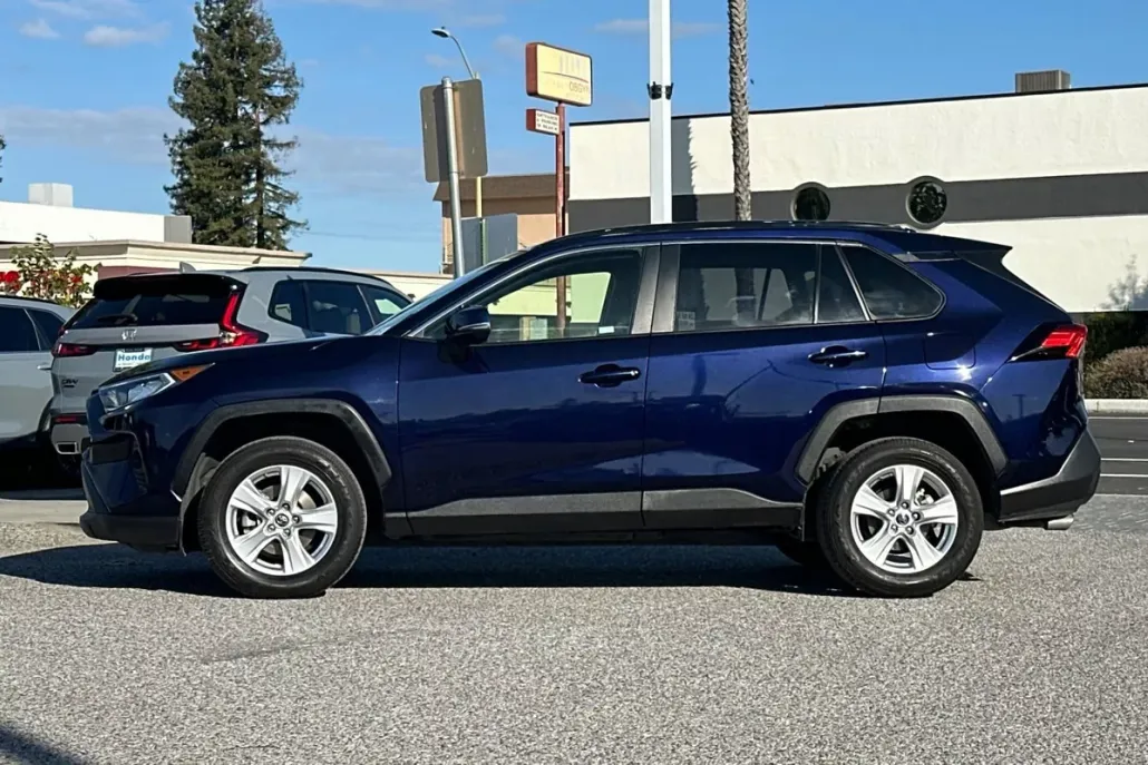 2019 Toyota RAV4 XLE photo 1