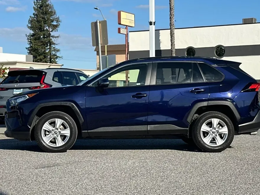 2019 Toyota RAV4 XLE photo 1