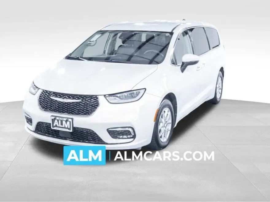 2023 Chrysler Pacifica Touring L photo 1