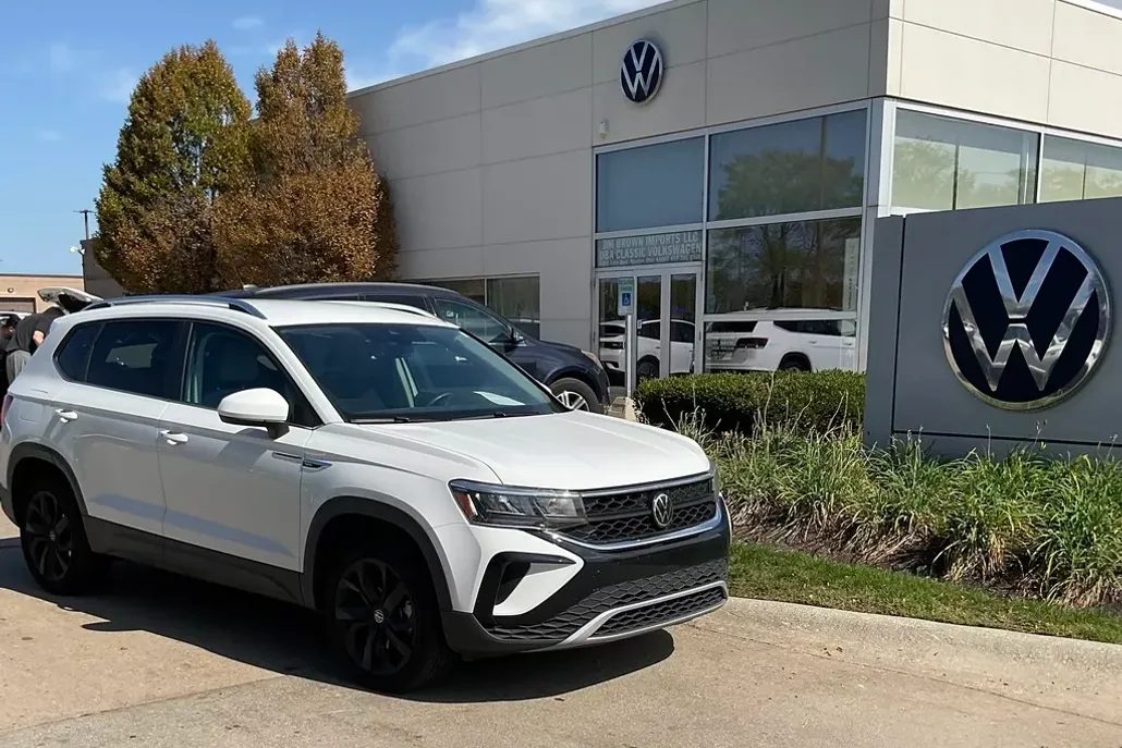 2023 Volkswagen Taos SE photo 1