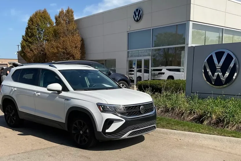 2023 Volkswagen Taos SE photo 1