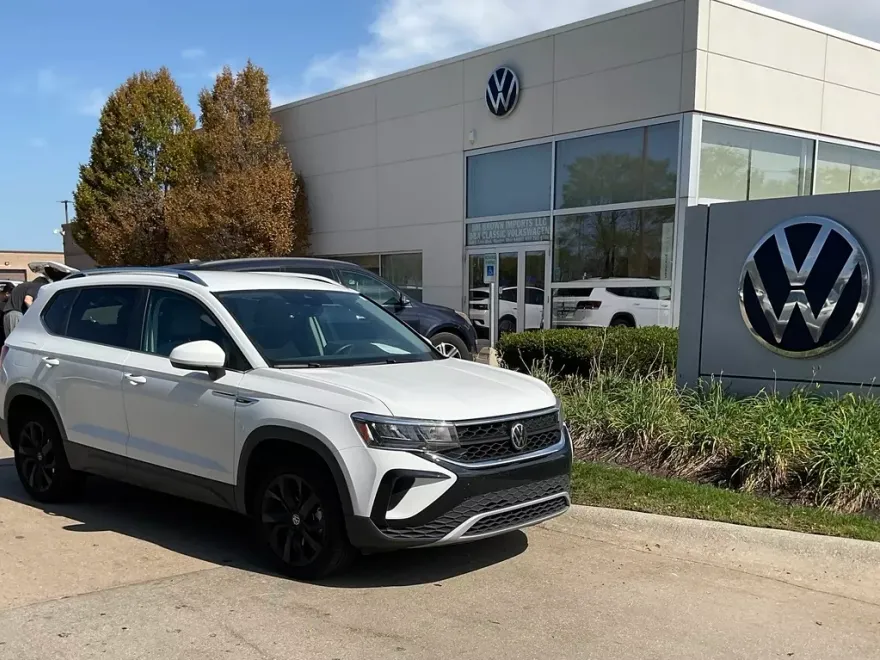 2023 Volkswagen Taos SE photo 1
