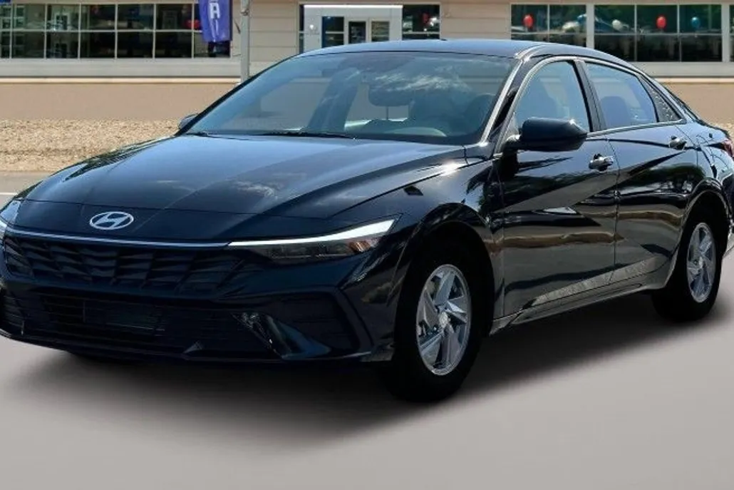 2025 Hyundai Elantra SE photo 1