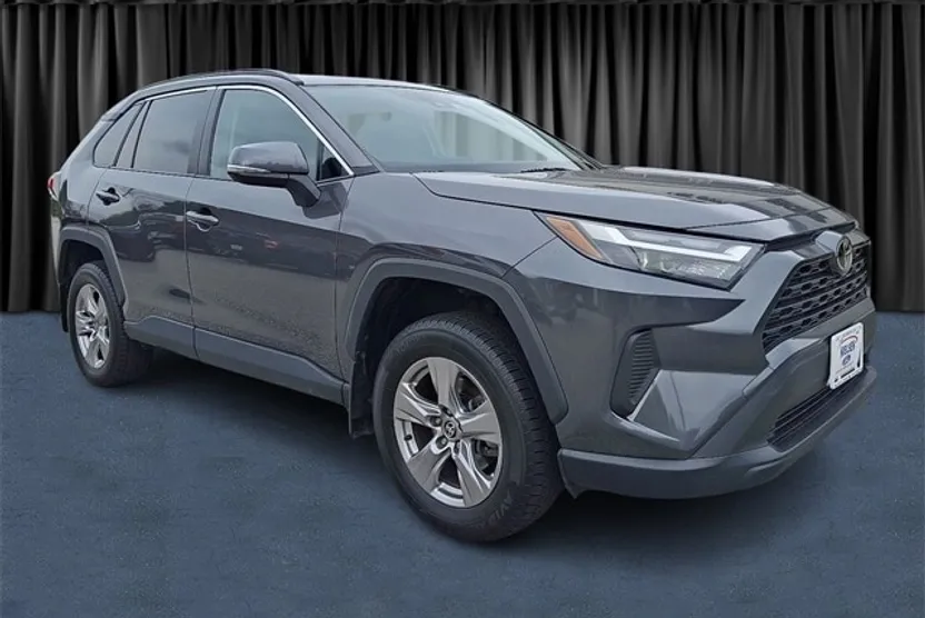 2022 Toyota RAV4 XLE photo 1