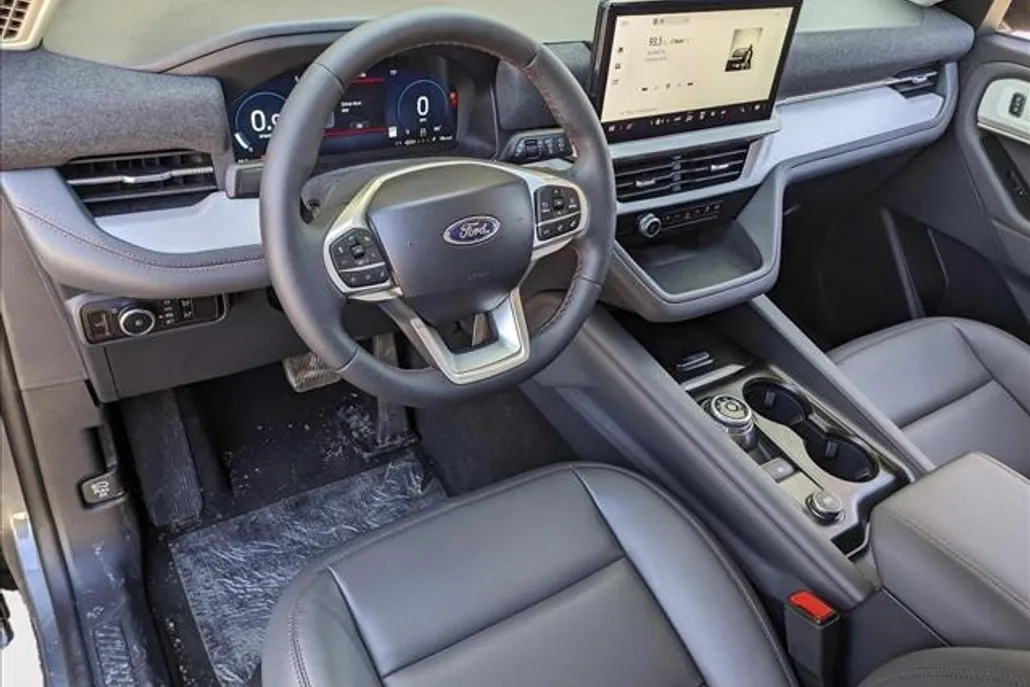 2025 Ford Explorer photo 1