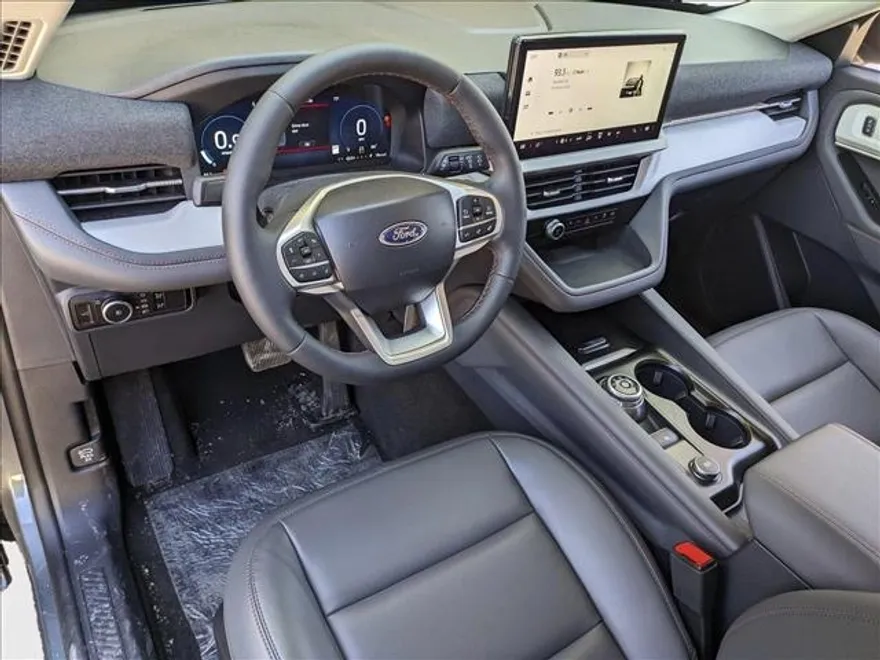 2025 Ford Explorer photo 1
