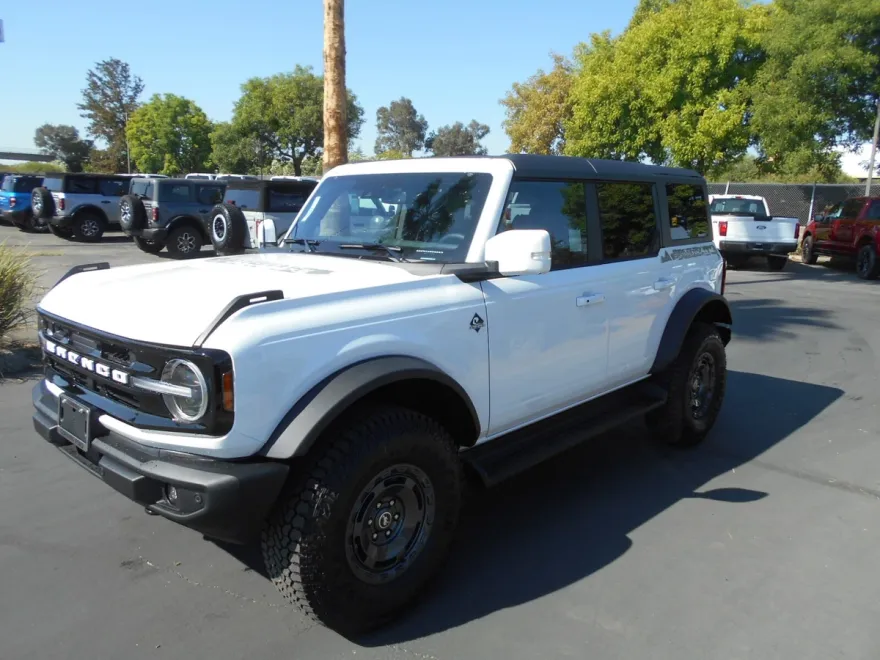 2025 Ford Bronco Outer Banks photo 1