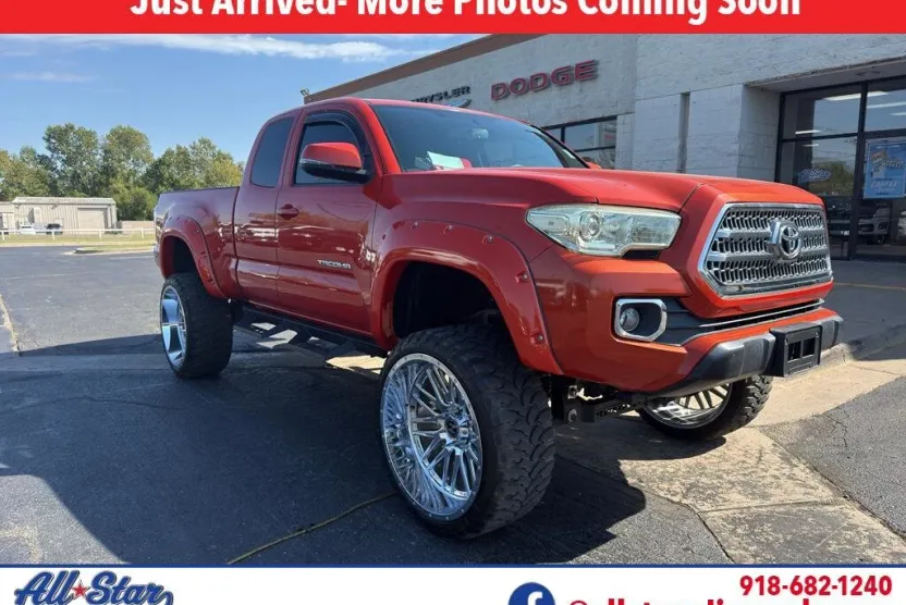 2016 Toyota Tacoma TRD photo 1