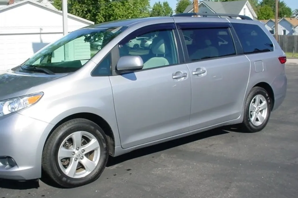 2017 Toyota Sienna LE photo 1
