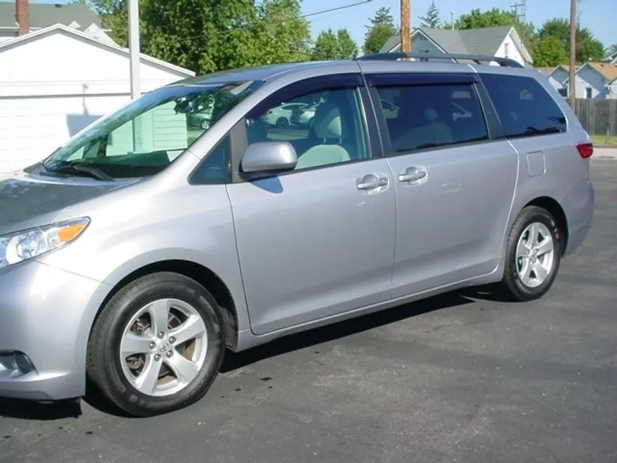 2017 Toyota Sienna LE photo 1