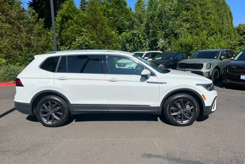 2022 Volkswagen Tiguan SE photo 1