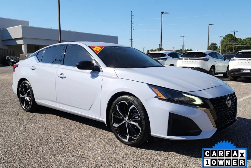 2023 Nissan Altima 2.5 SR photo 1