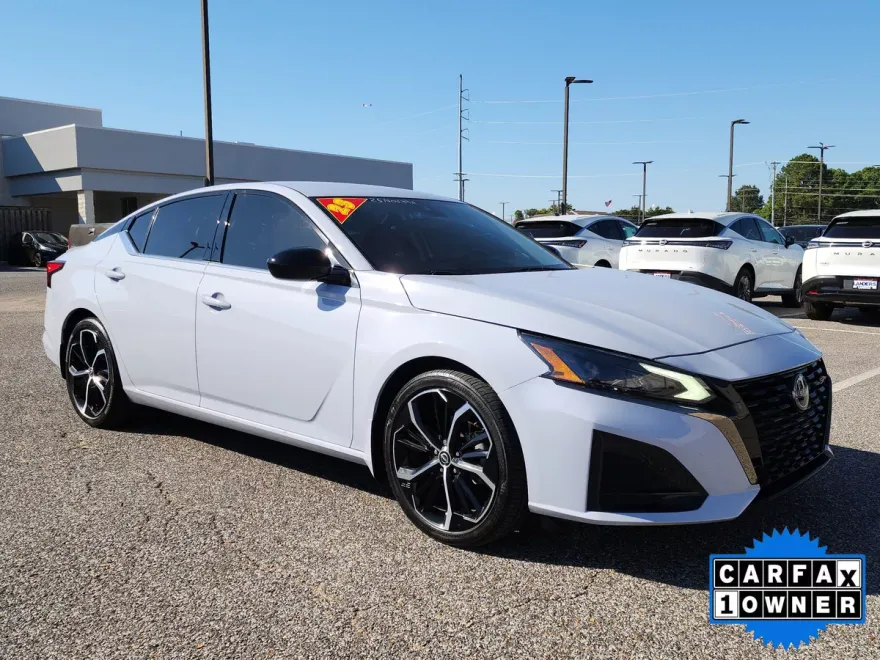 2023 Nissan Altima 2.5 SR photo 1