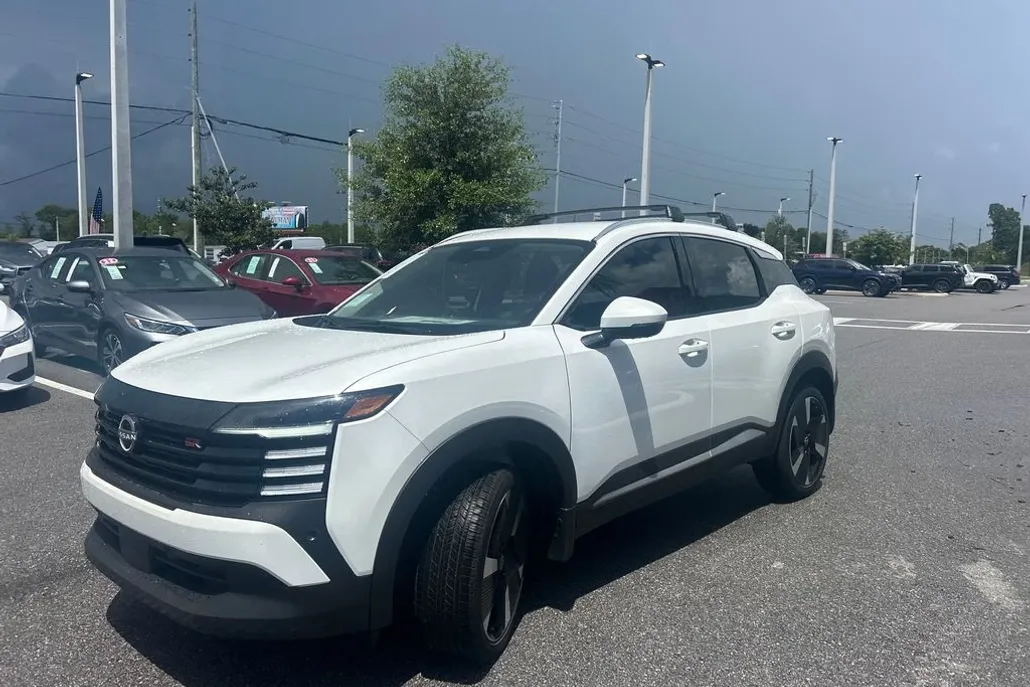2025 Nissan Kicks SR photo 1