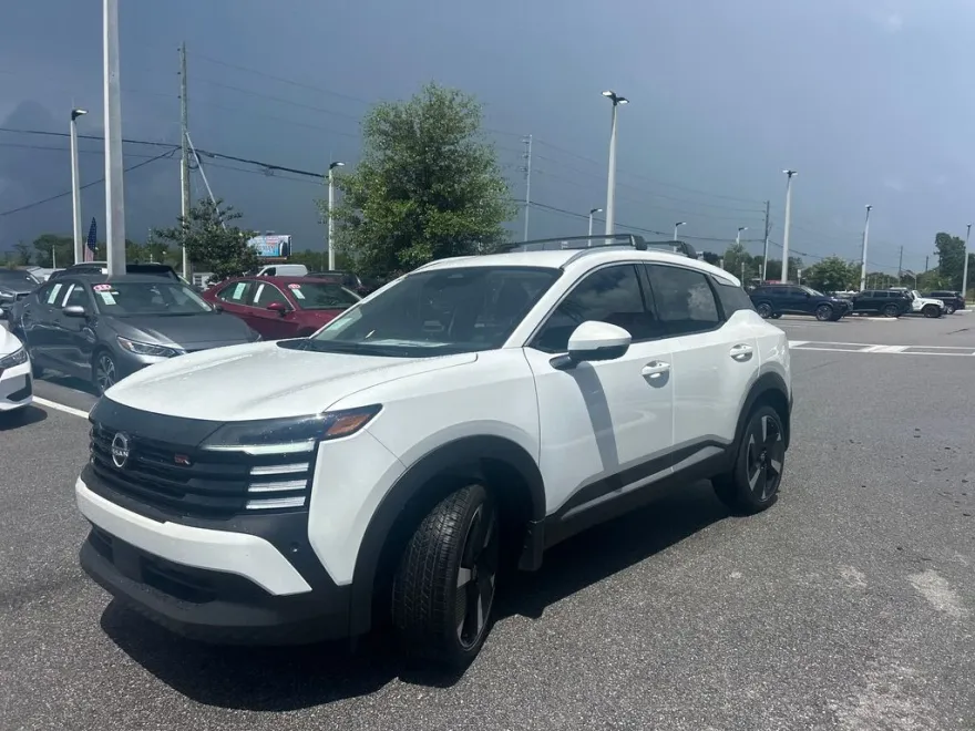 2025 Nissan Kicks SR photo 1