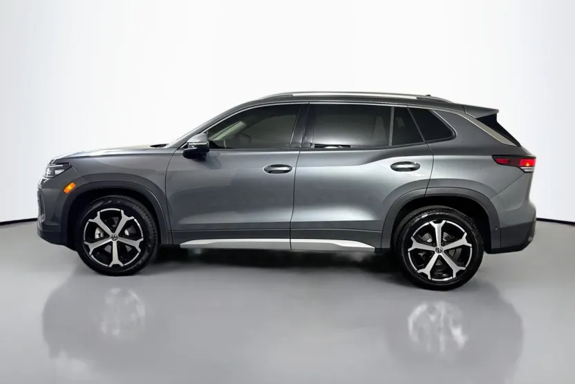 2025 Volkswagen Tiguan SE photo 1