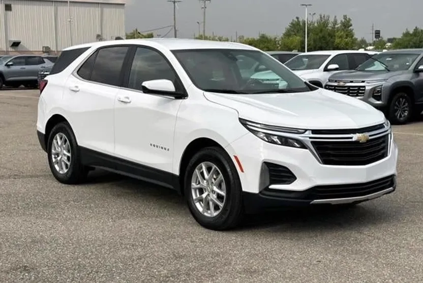 2023 Chevrolet Equinox LT photo 1