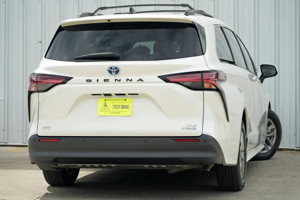 2021 Toyota Sienna XLE photo 1
