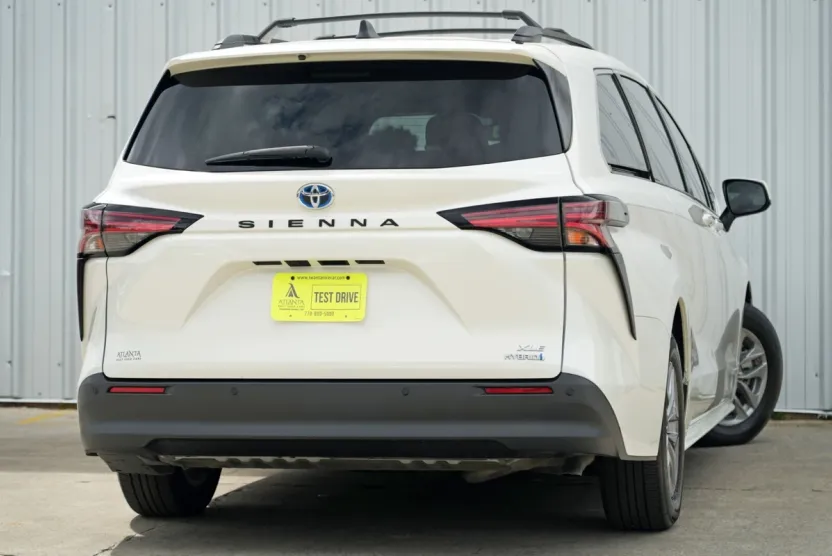 2021 Toyota Sienna XLE photo 1