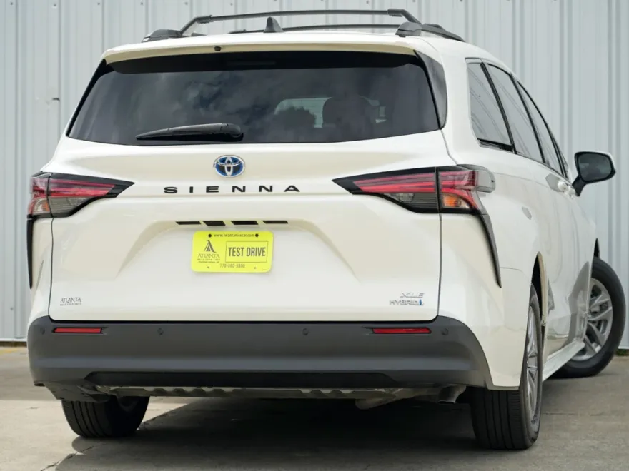 2021 Toyota Sienna XLE photo 1